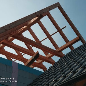 Montáž krovu na novostavbe, kompletná realizácie strechy, pokládka strešnej krytiny