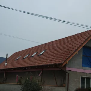 Montáž krovu, pokládka strešnej krytiny z pálených tašiek